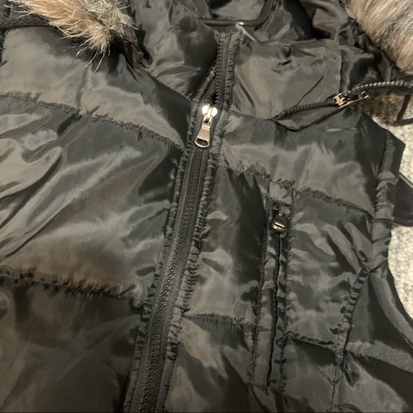 Black faux fur trimmed puffer winter vest - Picture 2 of 6